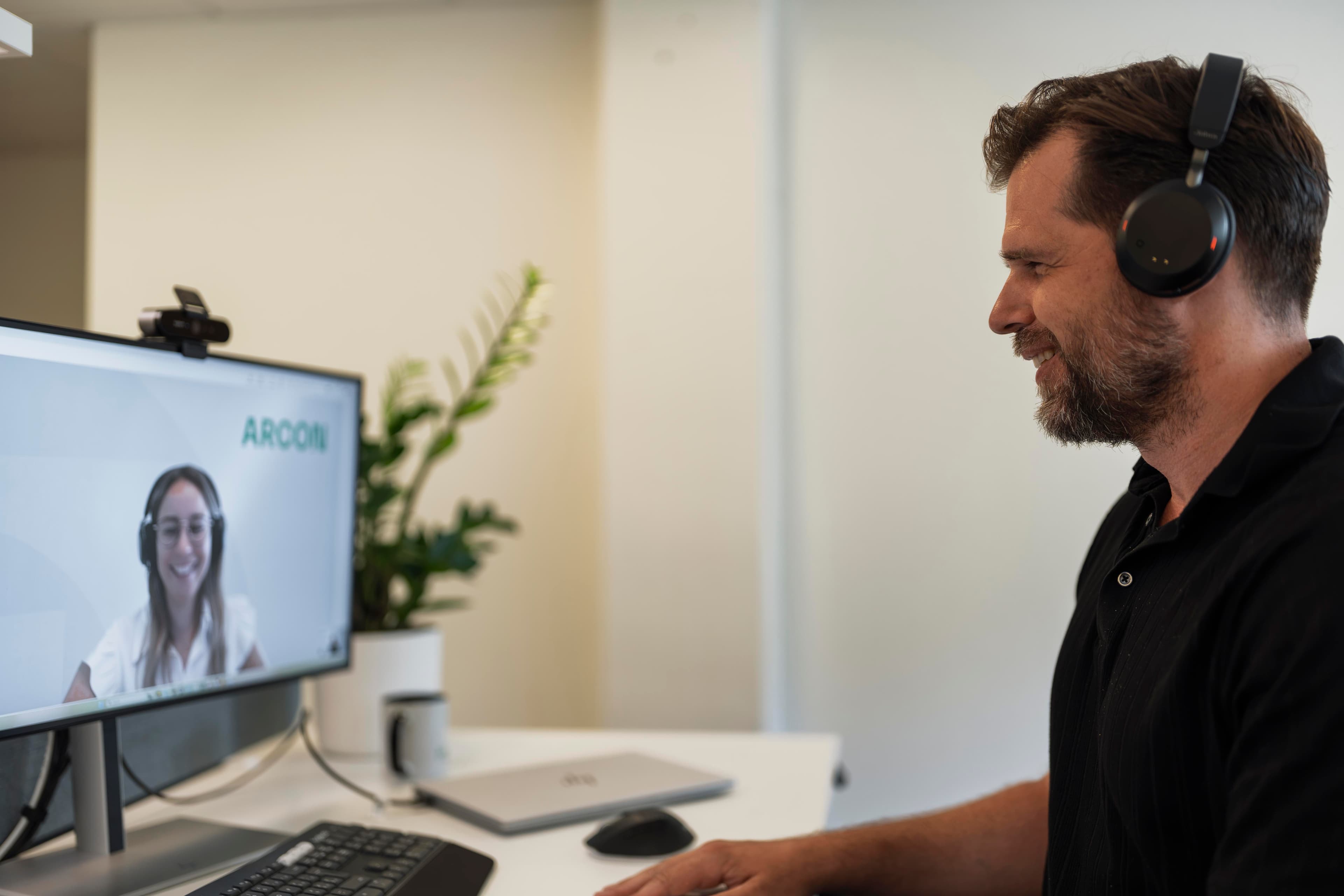 Mitarbeiter nimmt an einem Online-Meeting teil